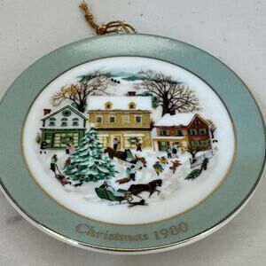 Avon Fine Collectables “Country Christmas” 1980 Holiday Plate Ornament Gold Trim